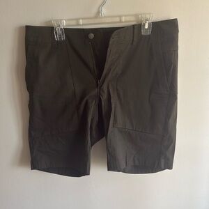 Men’s green lululemon 31 inch waist shorts